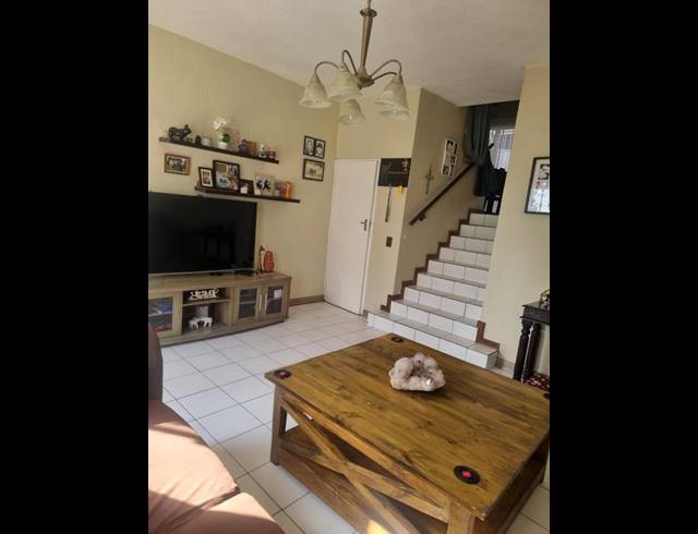 2 BEDROOM TOWNHOUSE FOR SALE IN SUNNYROCK